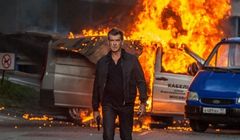 Pierce Brosnan i Olga Kurylenko w filmie "November Man"