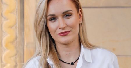 Włożyła obcisłą midi. Od stylizacji rolniczki trudno oderwać wzrok