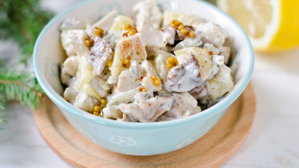 Świąteczna sałatka ziemniaczana z dodatkiem wędzonego kurczaka