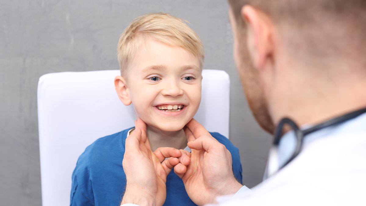 Chore dziecko u lekarza na badaniu