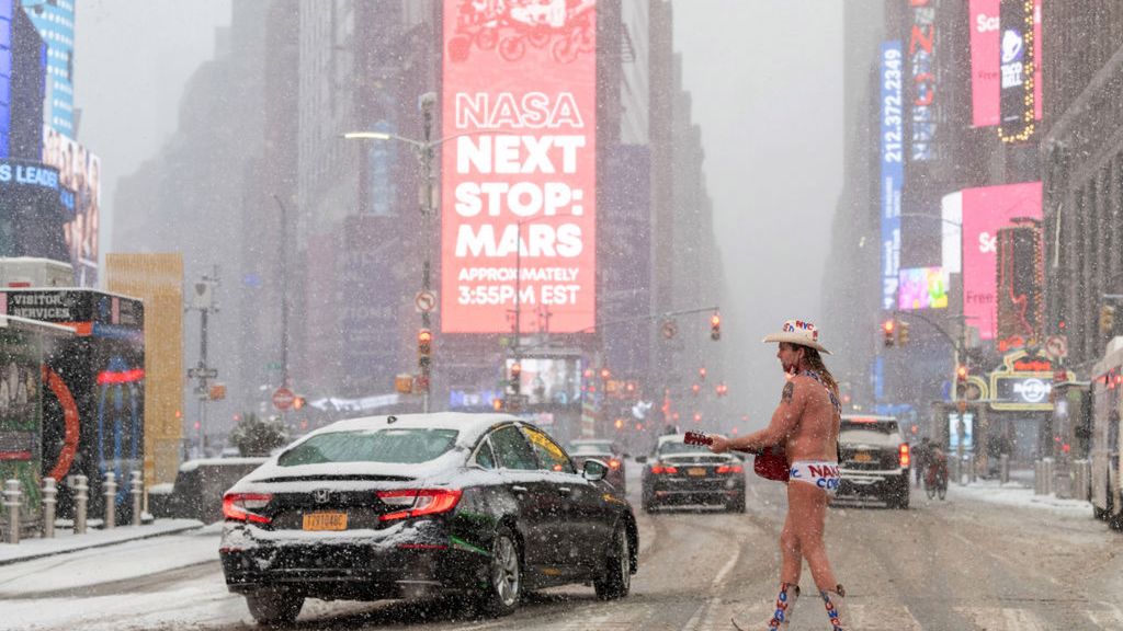 Na Marsie gorąco, w Nowym Jorku mróz i śnieżyca. Nagiemu kowbojowi to nie przeszkadza 1