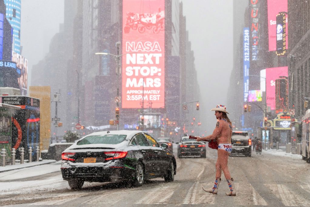 Na Marsie gorąco, w Nowym Jorku mróz i śnieżyca. Nagiemu kowbojowi to nie przeszkadza