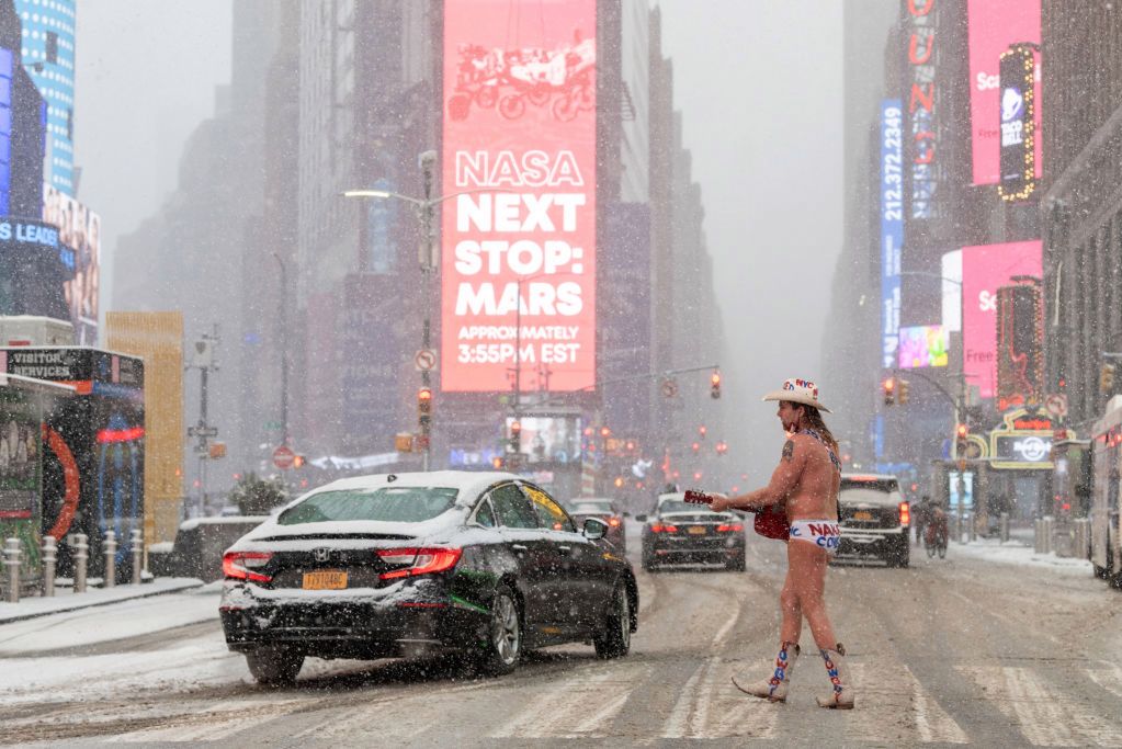 Nagi kowboj obok Times Square na chwilę przed wylądowaniem łazika Perseverance na Marsie.