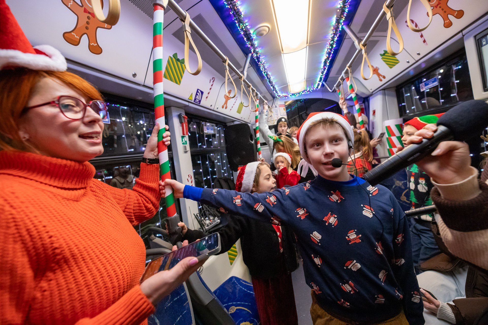 Świąteczny tramwaj wyruszył na toruńskie torowiska. Tak było podczas inauguracyjnego przejazdu