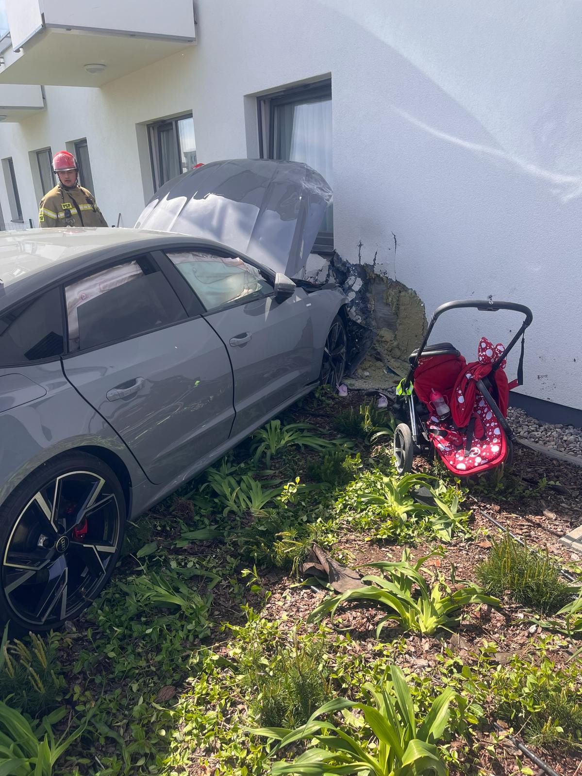 Szła chodnikiem z 2-letnim dzieckiem. Nagle nadjechał samochód