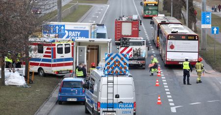 Warszawa. Karetka zderzyła się z autem dostawczym. Ogromne utrudnienia