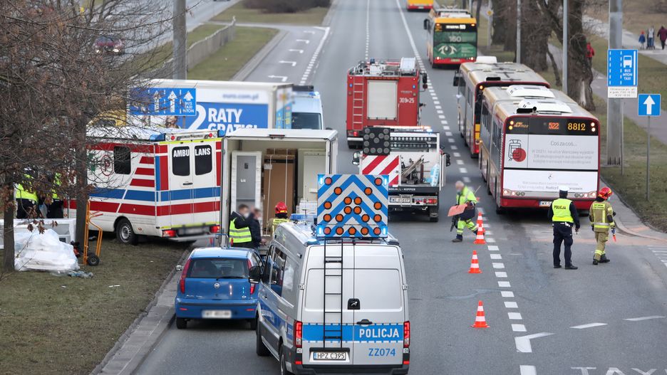 Warszawa. Karetka zderzyła się z autem dostawczym. Duże utrudnienia dla kierowców 