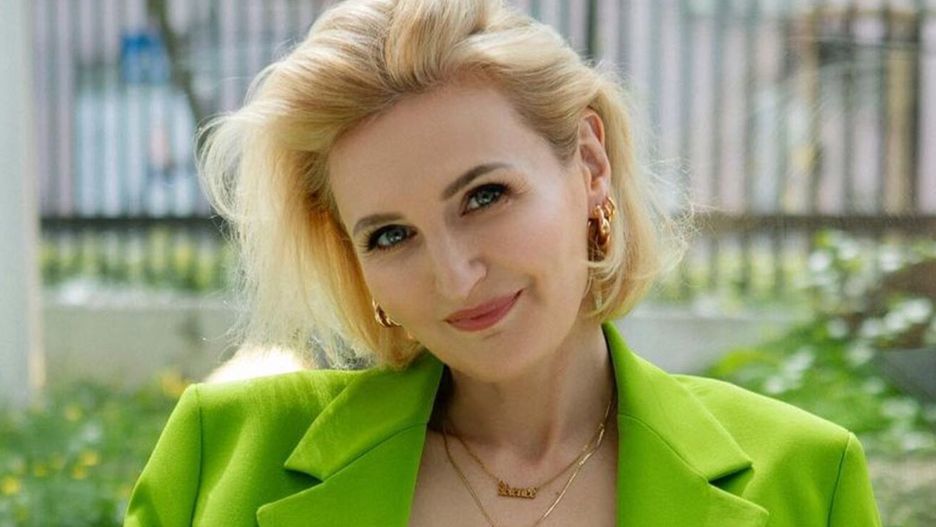 Reni Jusis stawia na kontrowersyjne połączenie marynarki i stanikaInstagram/renijusisofficial