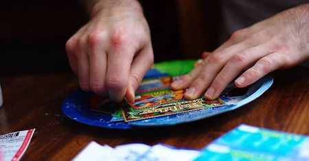 Ukradł z kolektury zdrapki Lotto. Wygrał 300 zł i… popełnił najgorszy błąd złodzieja
