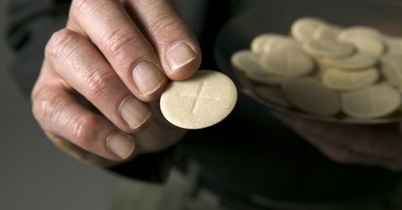 Ksiądz uciekał tylnymi drzwiami. Grozi mu 30 tys. zł kary