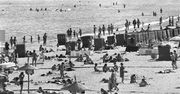 Elegancko i stylowo. Plażowanie w PRL-u