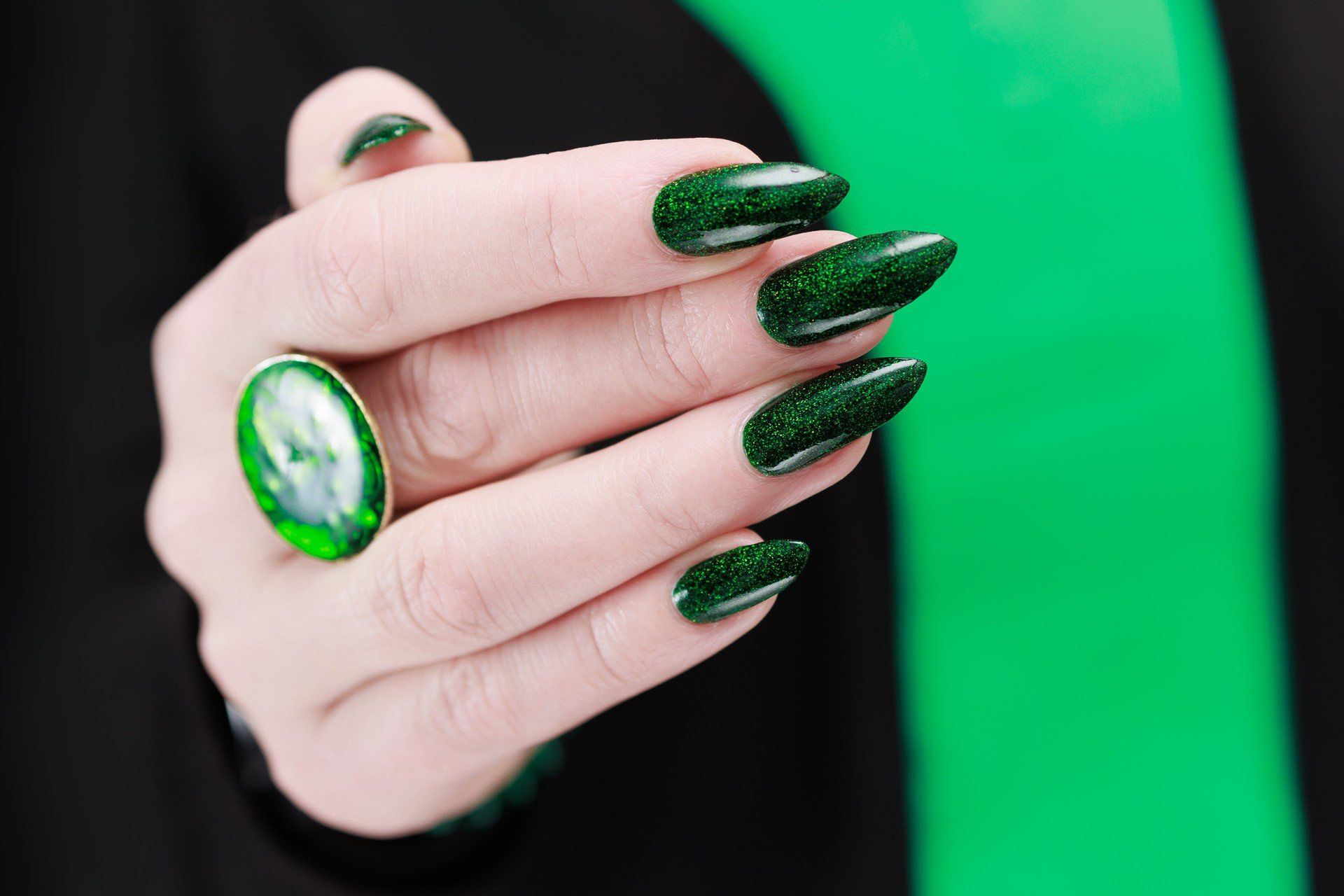 Paznokcie z brokatowymi akcentami to zawsze dobry wybór na sylwestrową imprezę