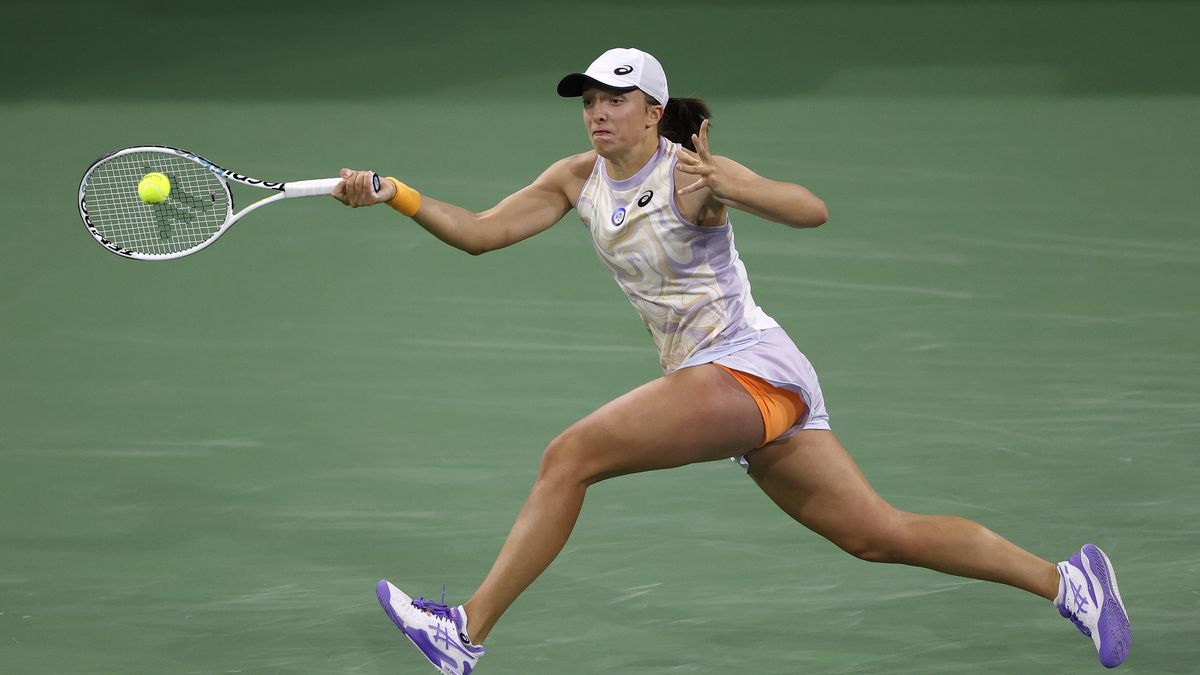 Iga Swiatek of Poland in action against Emma Raducanu of Great Britian during the BNP Paribas Open tennis tournament at the Indian Wells Tennis Garden in Indian Wells, California, USA, 14 March 2023. EPA/JOHN G. MABANGLO Dostawca: PAP/EPA.