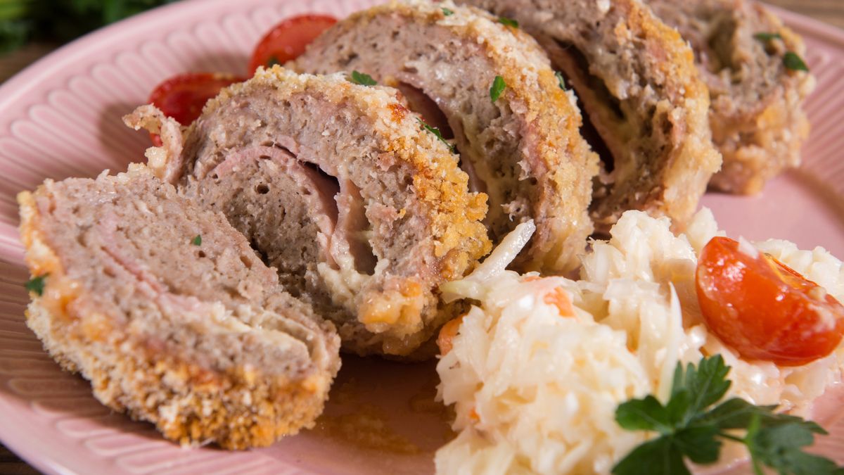 Rolada z mięsa mielonego z pieczarkami