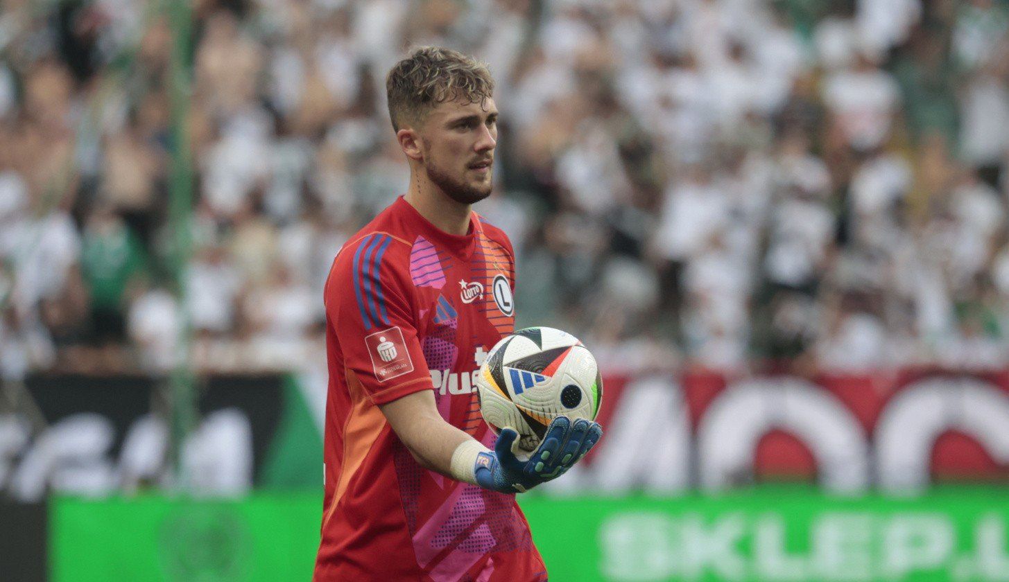 Kacper Tobiasz rozchwytywany na rynku transferowym. Kolejny klub zainteresowany bramkarzem Legii Warszawa