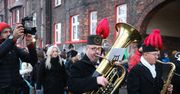 Katowice: Nikiszowiec obudzony dźwiękiem orkiestry górniczej. Trwa tradycja pielęgnowana od 114 lat