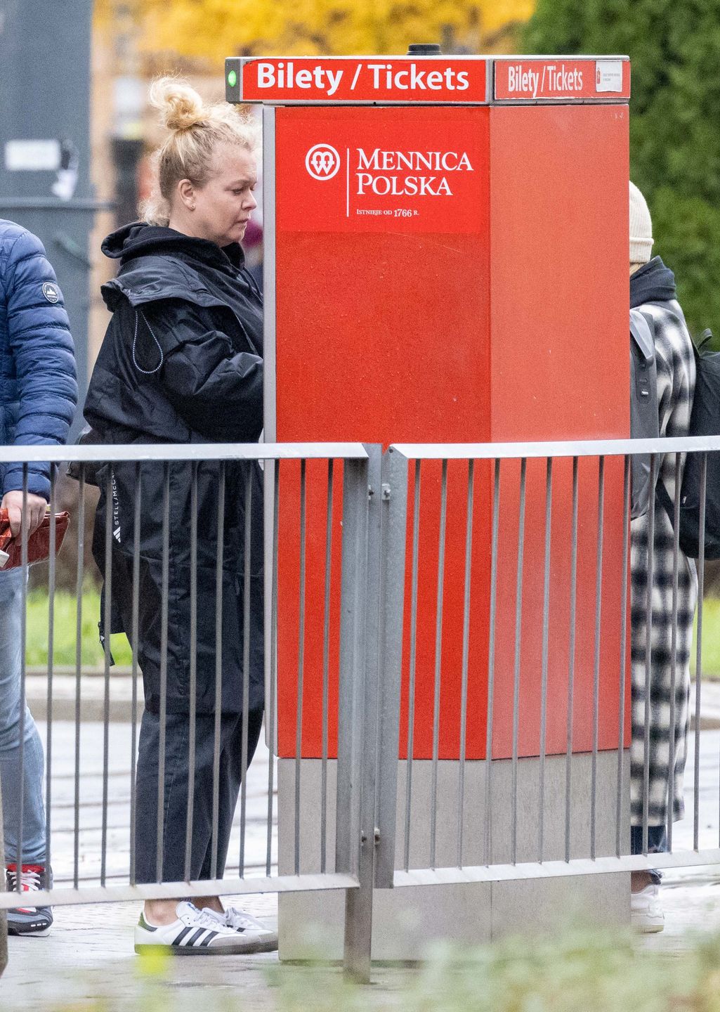 Naturalna Daria Widawska na przystanku