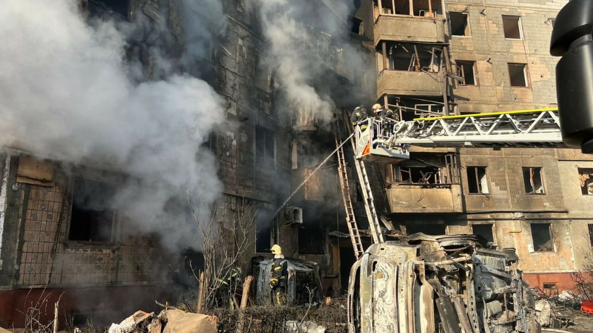 Rosyjski atak na Tarnopol
**VIDEO AVAILABLE: CONTACT INFO@COVERMG.COM TO RECEIVE**

At least 25 people, including three children, were killed in a Russian drone and missile assault on Ternopil, in western Ukraine, overnight on Wednesday (19November2025), according to Ukrainian rescue services.

The attack, which struck two residential blocks in Ternopil, also left at least 73 others wounded.

It is one of the deadliest Russian strikes on western Ukraine since the full-scale war began in February 2022. 

Two other western areas, Lviv and Ivano-Frankivsk, were also hit, and a separate drone attack targeted three districts in the north-eastern city of Kharkiv, leaving more than 30 people injured. 

Ukraine?s energy ministry reported that power cuts had affected multiple regions across the country.

President Volodymyr Zelensky stated that Russia had launched over 470 drones and 47 missiles during the nationwide attack.

In a plea for help in his country?s fight against Russia, Zelensky said: Every brazen attack against ordinary life indicates that the pressure on Russia is not enough. Action sanctions and aid to Ukraine can change this.?
He added: ?Russia should be held accountable for what it has done, and we should focus on everything that strengthens us and enables us to shoot down Russian missiles, damage Russian drones and stop the attacks. Thank you to everyone in the world who is helping.?

Featuring: Rescue workers view the devastation of apartment blocks in Ternopil and help survivors.
Where: Ternopil, Ukraine
When: 19 Nov 2025
Credit: State Emergency Service of Ukraine/Cover Images

**EDITORIAL USE ONLY. MATERIALS ONLY TO BE USED IN CONJUNCTION WITH EDITORIAL STORY. THE USE OF THESE MATERIALS FOR ADVERTISING, MARKETING OR ANY OTHER COMMERCIAL PURPOSE IS STRICTLY PROHIBITED. MATERIAL COPYRIGHT REMAINS WITH STATED SUPPLIER.**