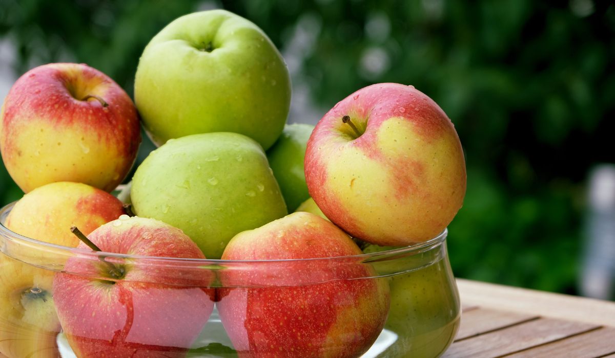 Pokrój jabłka, podsmaż je i zrób serek śmietankowy. Po chwili deser będzie gotowy