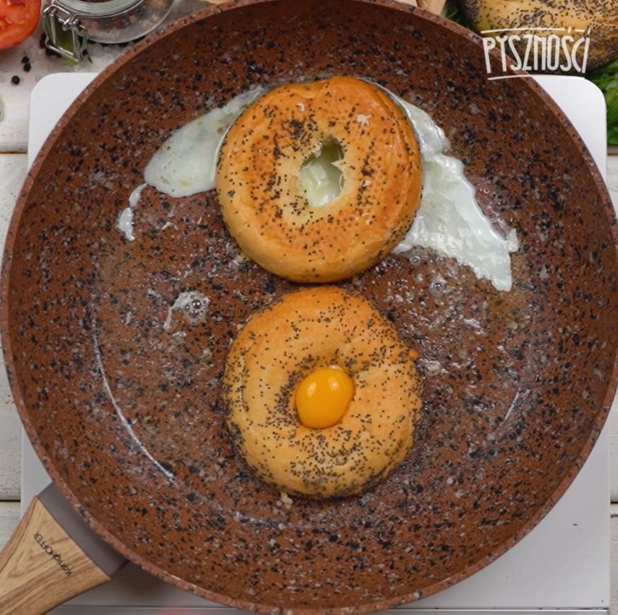 Bagels with egg