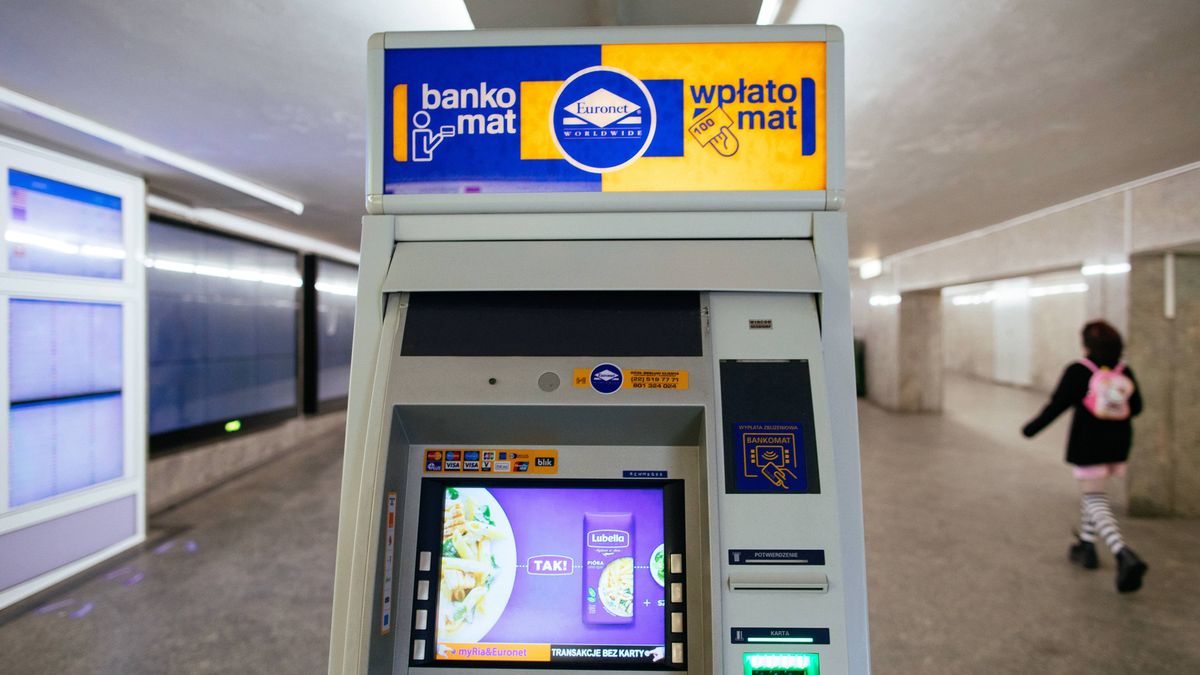 złodzieje nakładają na bankomaty specjalne nakładki by wyłudzić pieniądze / zdjęcie 