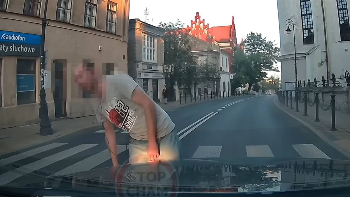 Pieszy wtargnął na pasy i tamował ruch. Kierowca nie wytrzymał