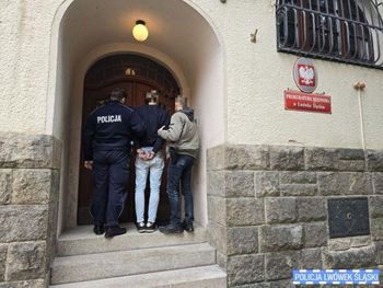 Gryfów Śląski: Audi wpadło w poślizg i uderzyło w pieszego. 30-letni kierujący uciekł z miejsca wypadku