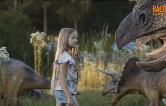Dziecięce, wakacyjne podróże w reklamie Bałtowskiego Kompleksu Turystycznego