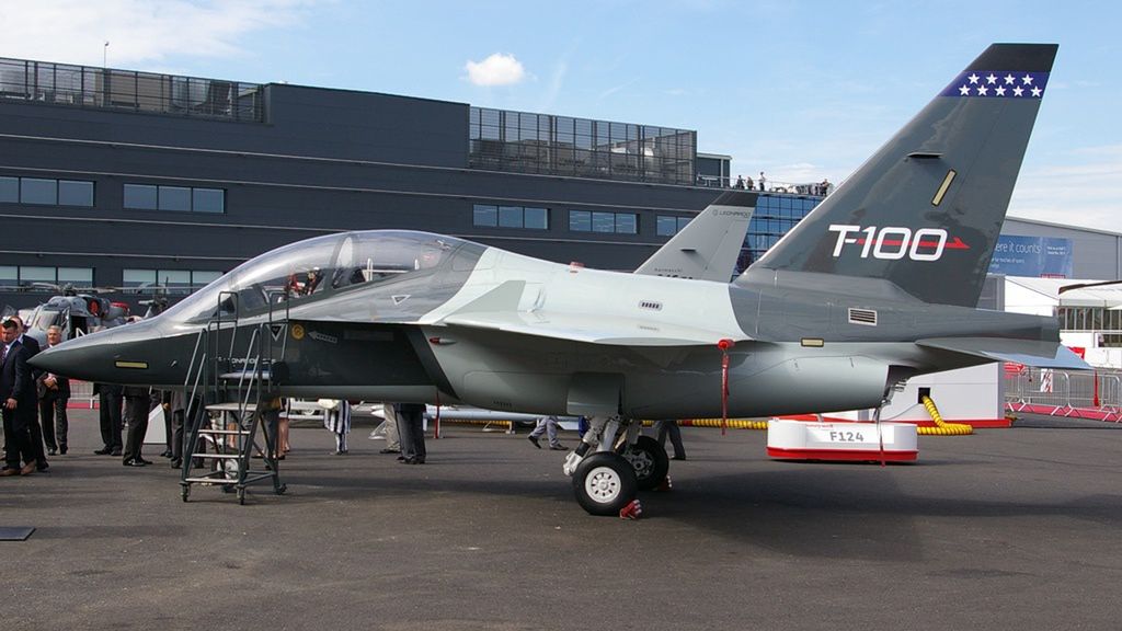 M-346 pod oznaczeniem T-100 był oferowany w konkursie na samolot szkolno-treningowy dla US Air Force, ale wygrał Boeing T-7A