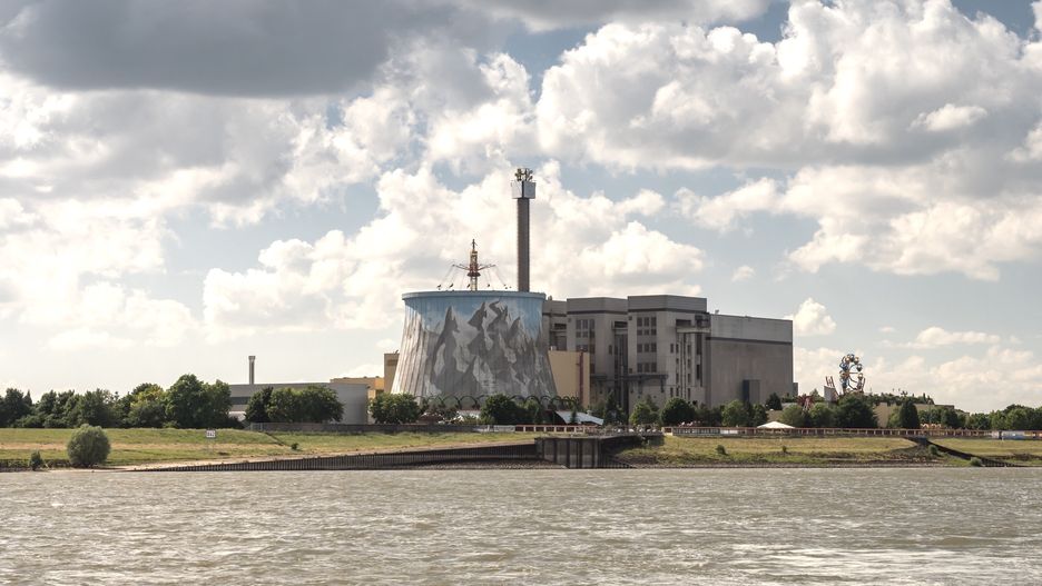 Dawna elektrownia w mieście Kalkar została przerobiona na wesołe miasteczko 