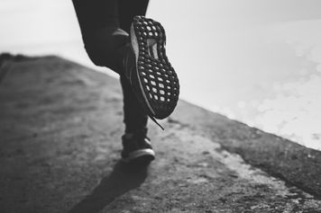Noszenie damskiego obuwia sportowego na co dzień. Trend obecny w każdym sezonie