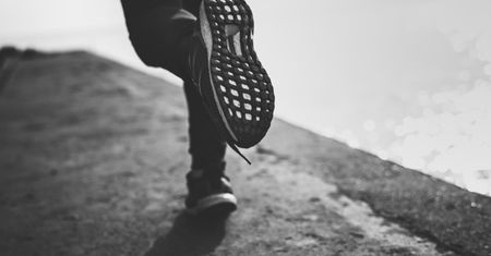 Noszenie damskiego obuwia sportowego na co dzień. Trend obecny w każdym sezonie