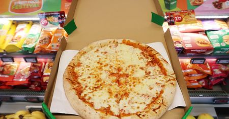 Żabka sprzedaje pizzę na wynos. Ekspresowy czas podania