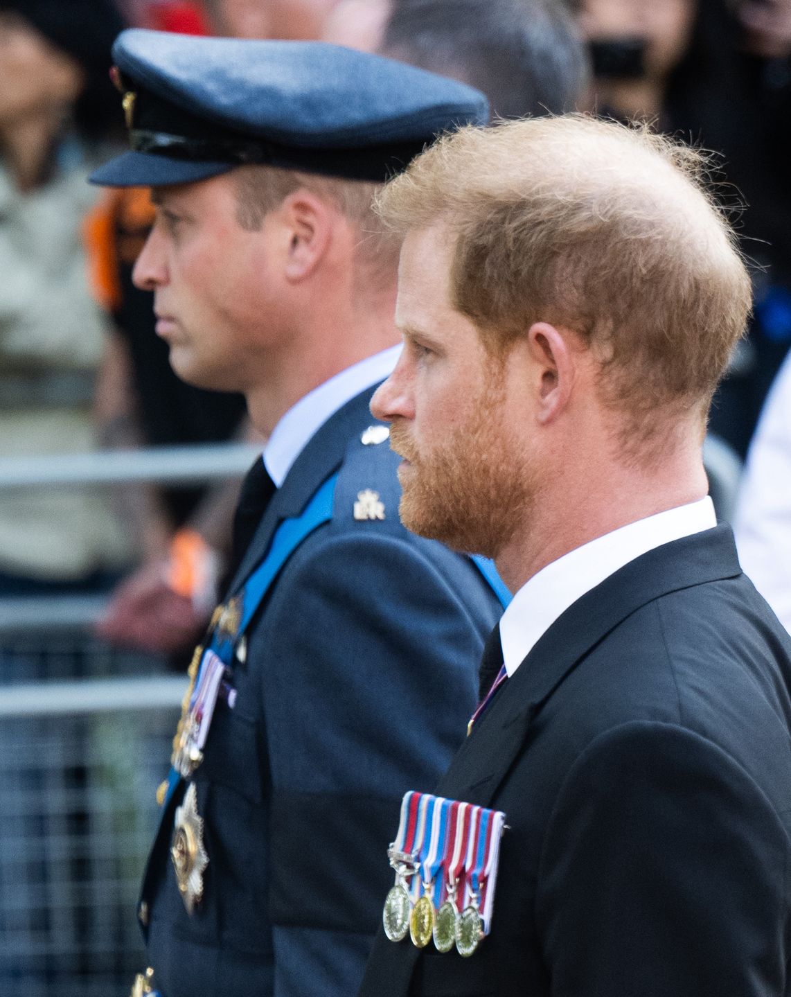 Royalsi odprowadzają trumnę z królową Elżbietą do Pałacu Westminsterskiego