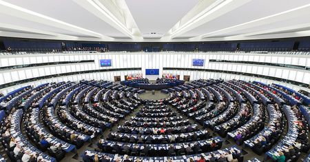 Europosłowie dorabiają "na boku". POLITICO o "kontrowersyjnych praktykach"