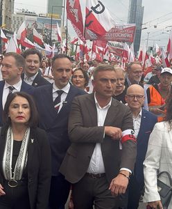 Bąkiewicz z opaską powstańczą. Wcześniej przed tym przestrzegano