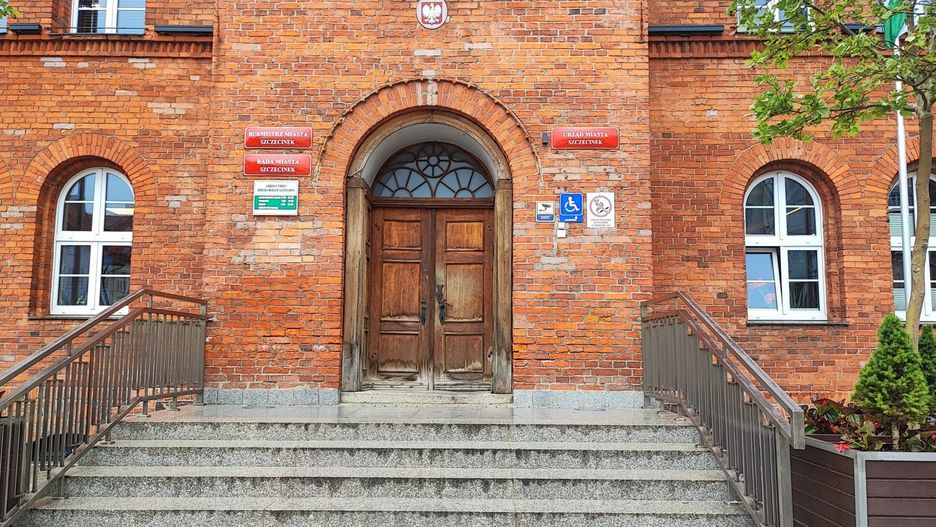 Wejście do szczecineckiego ratusza