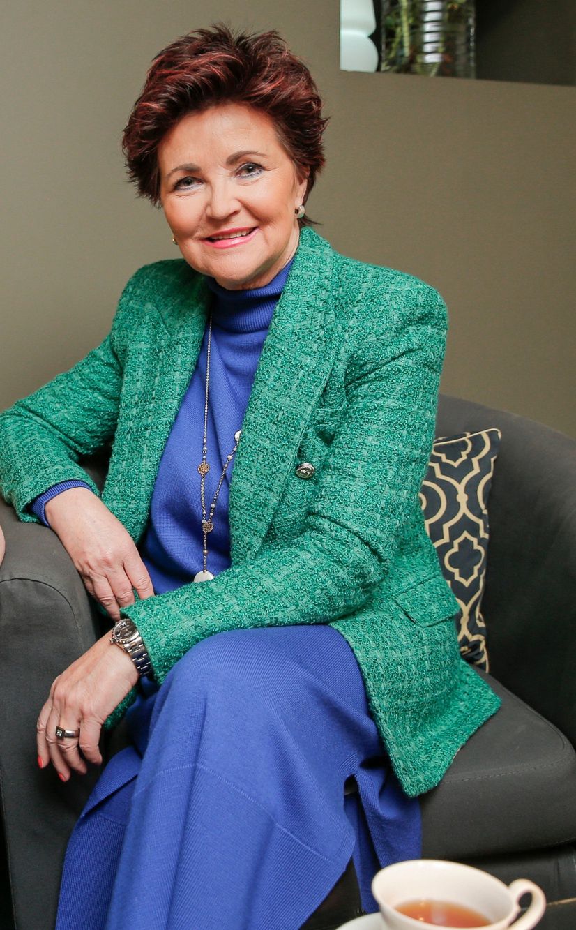 Jolanta Kwaśniewska nosi elegancką sukienką idealną na komunię