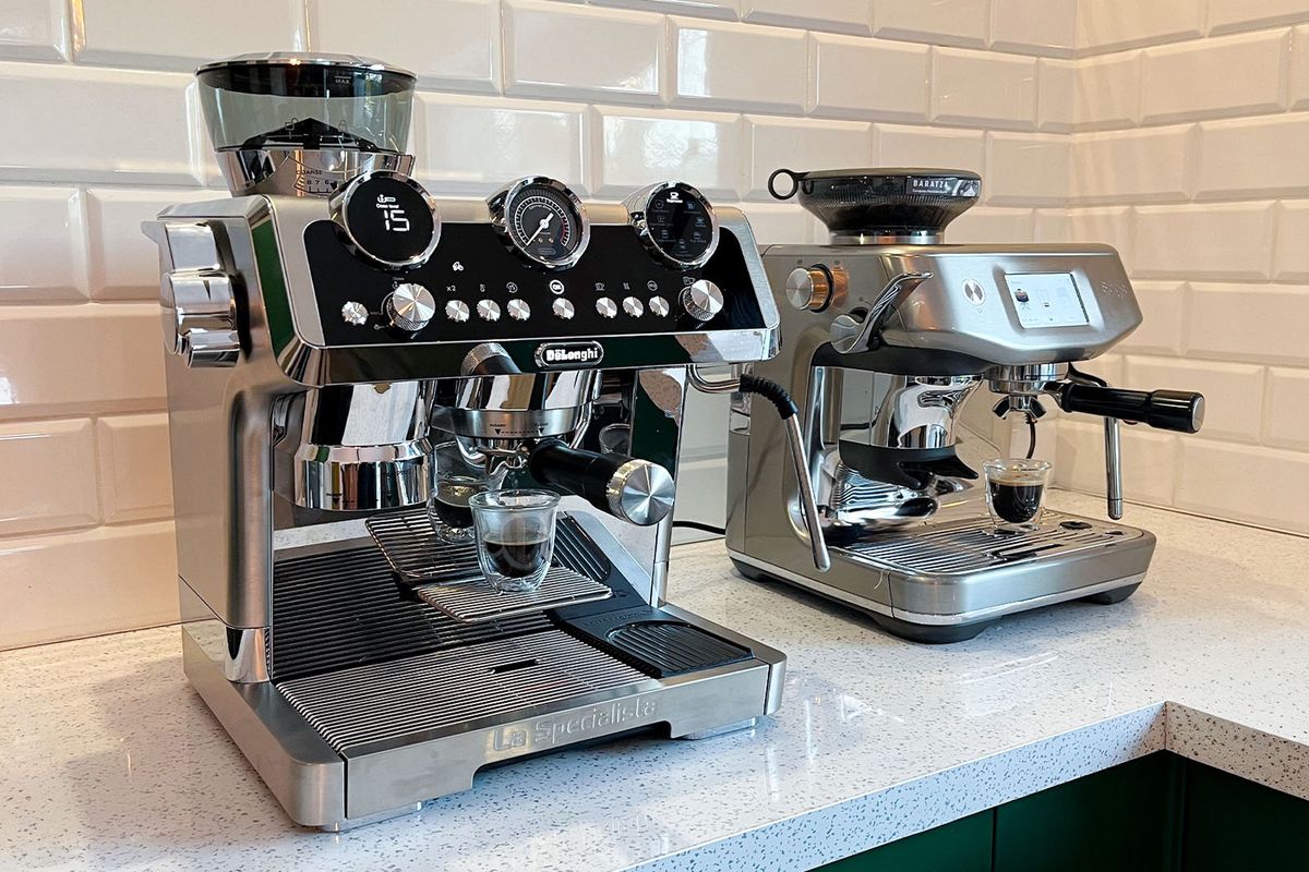 Ekspresy De'Longhi La Specialista Maestro i SAGE Barista Touch Impress stojące obok siebie 