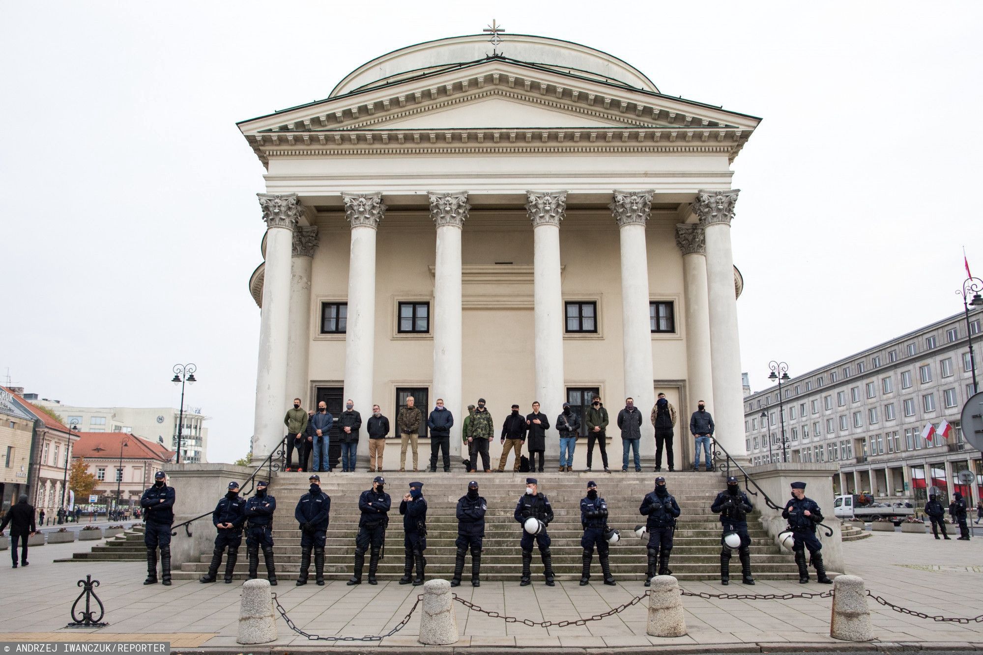 Obrona warszawskich kościołów przed Strajkiem Kobiet