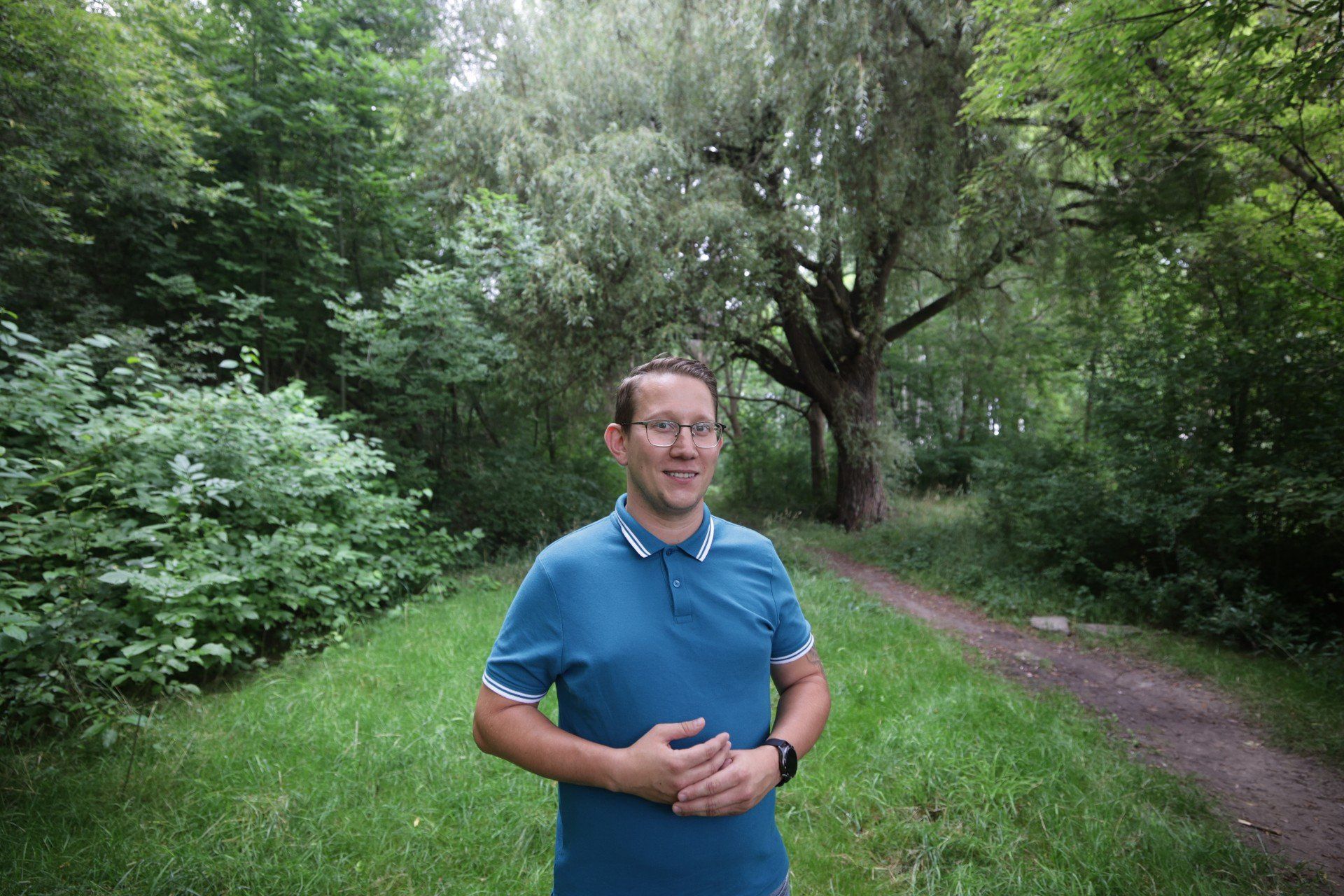 Dzikie zwierzęta w centrum miasta? To możliwe na Czarnowie. Unikalny mikroekosystem z ptakami i starymi drzewami walczy o przetrwanie. Radni Kielc, co rzadkie, stanęli murem za pomysłem ochrony &#34;Mikro;asu&#34;. Na zdjęciu radny Wiktor Pytlak z Czarnowa. Zobacz na kolejnych zdjęciach jak prezentuje się ten wyjątkowy park w środku Kielc. 