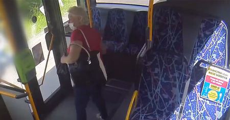 Zostawiła na siedzeniu torebkę. Chwilę później stało się to