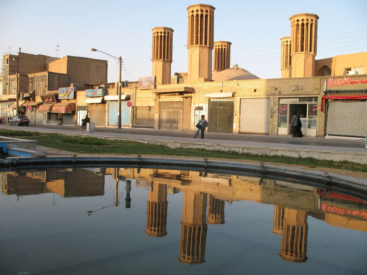 Łapacze wiatru w mieście Jazd - współczesny widok instalacji