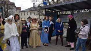 Kalisz: Czytali poezję w autobusach KLA