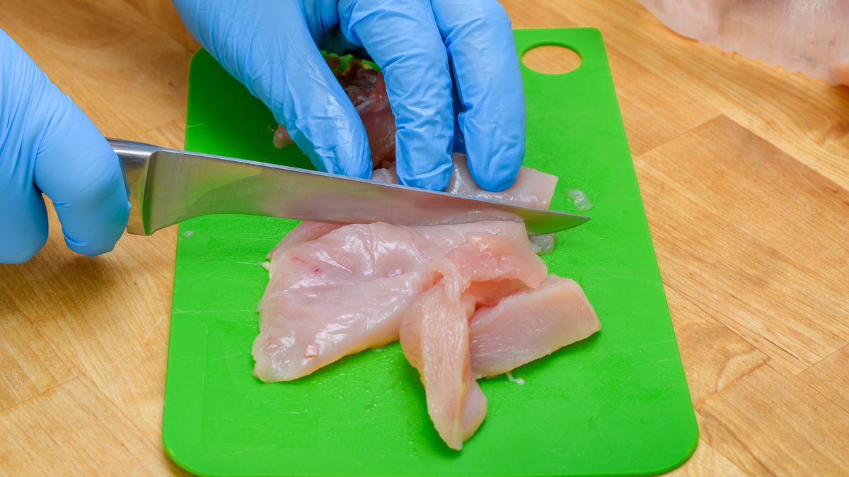 Krojenie surowego mięsa wymaga odpowiednich akcesoriów w kuchni