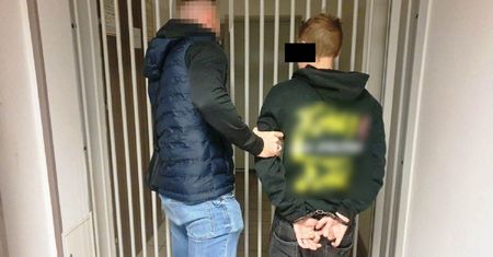 Dwóch głodnych napadło na dostawcę jedzenia. Jeden trafił za kratki