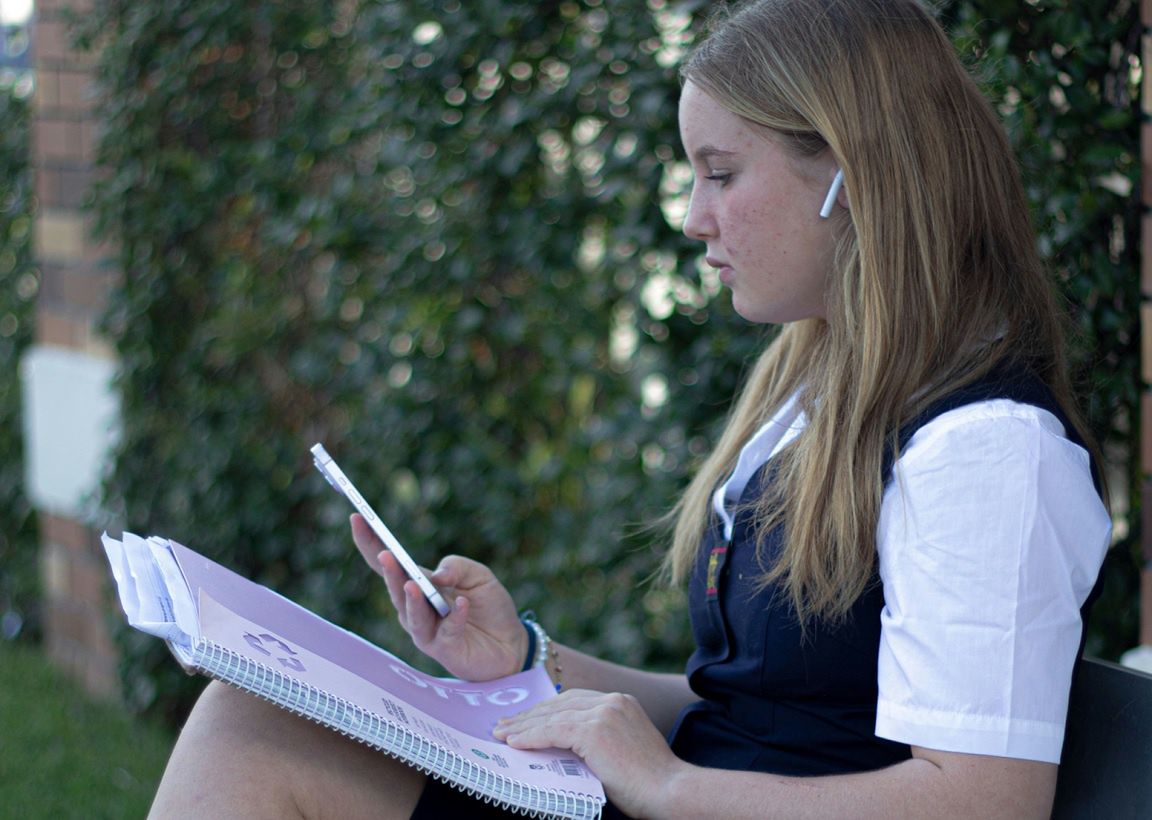 Polacy za zakazem smartfonów w szkołach podstawowych. Chcą też blokady social mediów dla młodszych dzieci