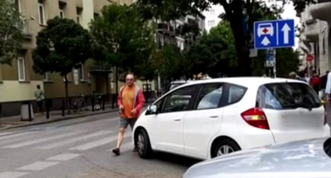 W „Wiadomościach” materiał o tym, że Piotr Najsztub źle zaparkował samochód