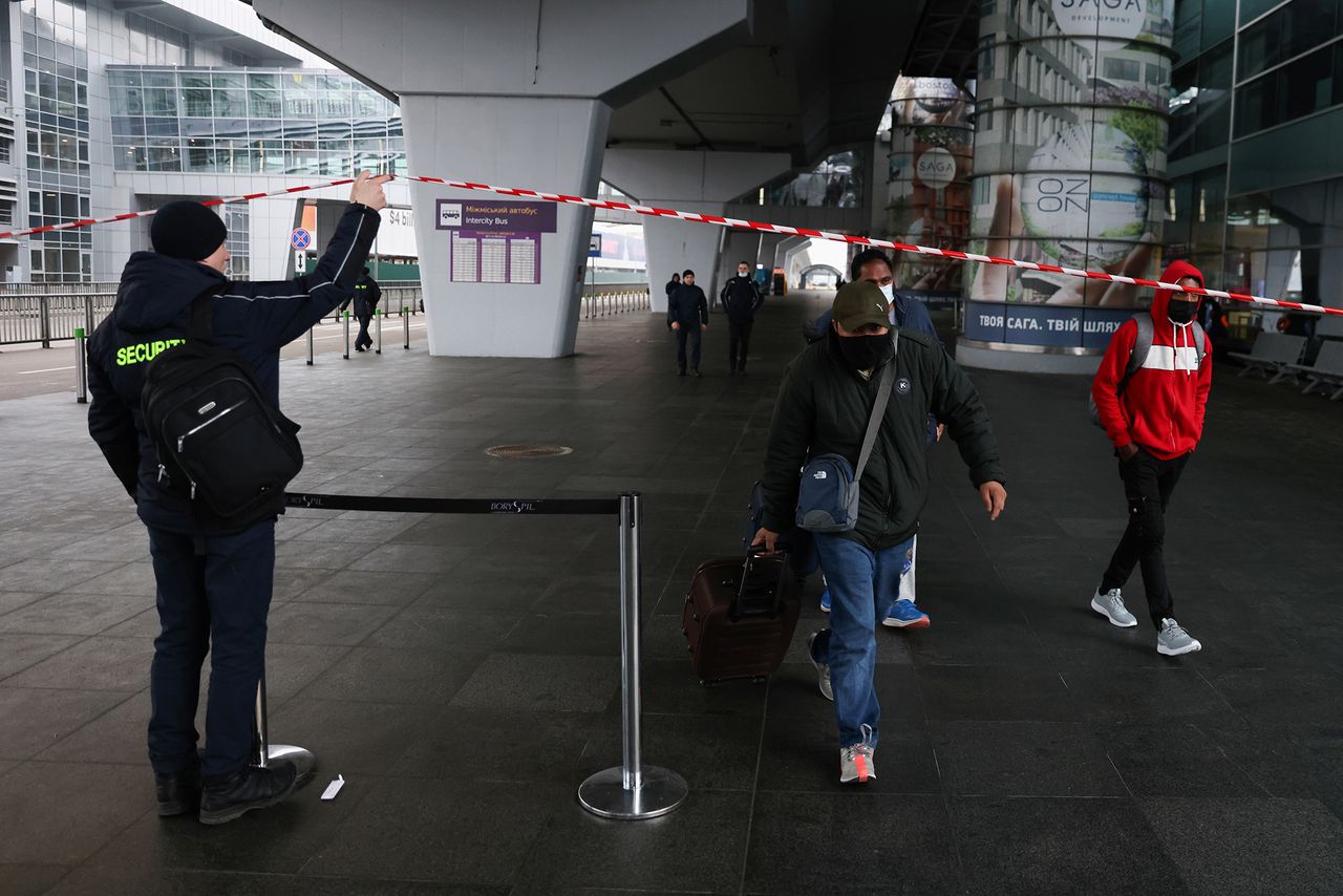 Ludzie czekający na lotnisku w Kijowie.