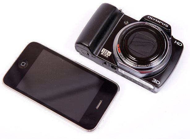 Olympus SZ-10, porównanie wielkości z iPhone'em 3G